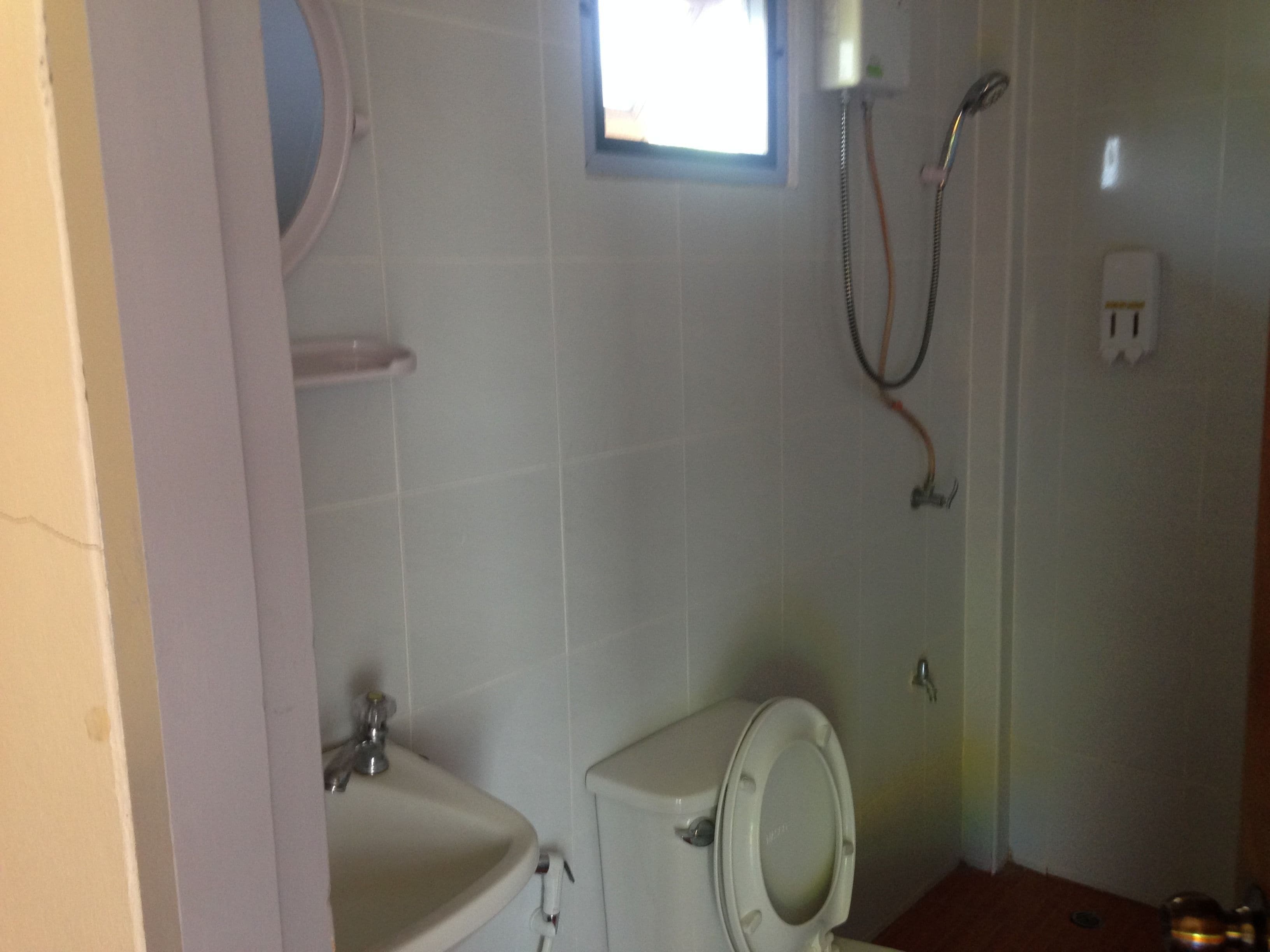 Ein Badezimmer mit Toilette, Waschbecken und Dusche.