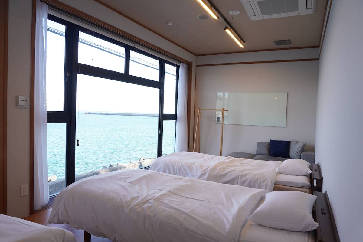 Basic Triple Room, Ocean View | Langsir/tirai gelap terus, Wi-fi percuma, dihias secara berasingan 