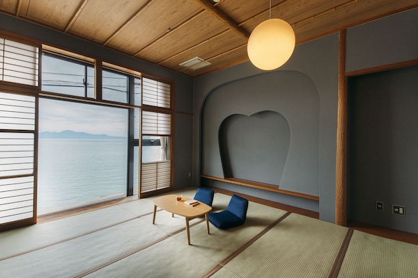 Individually decorated, blackout drapes, free WiFi, bed sheets