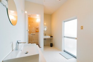 Shower, free toiletries, hair dryer, slippers - Nagasaki House Burabura - Hostel (Nagasaki)