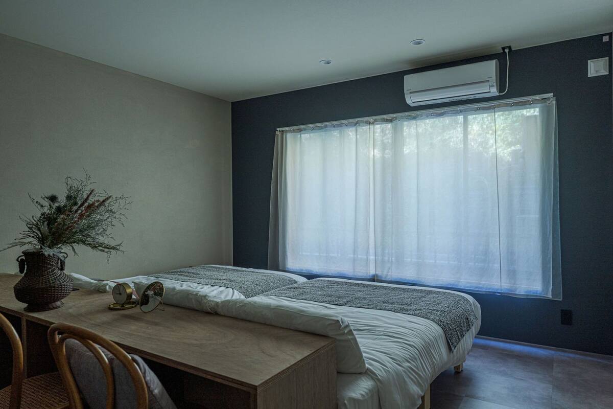 Double Room, 2 Katil Bujang (Single), Mountain View | Langsir/tirai gelap terus, Wi-fi percuma, dihias secara berasingan 