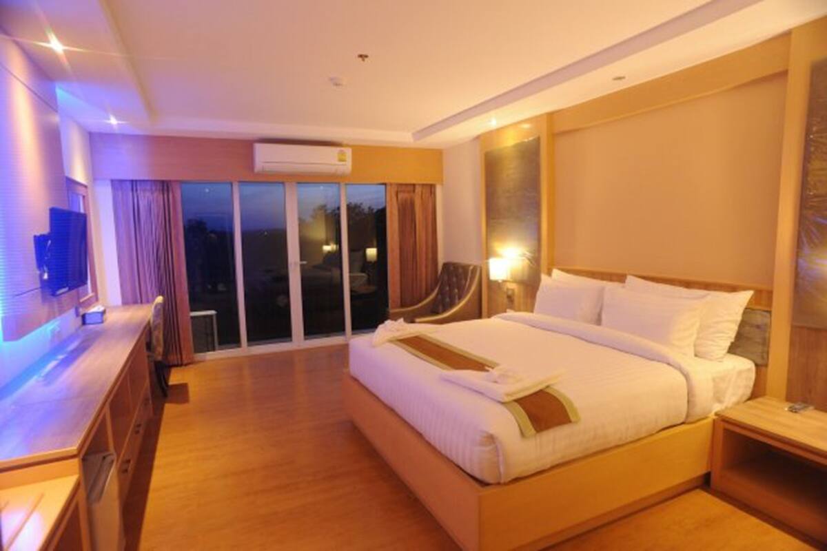 vip room | minibar, desk, blackout curtains, rollaway beds