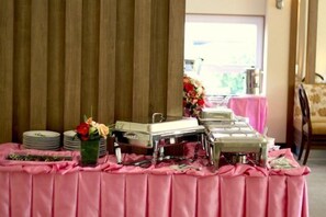 Café da manhã com pratos da culinária local grátis todos os dias