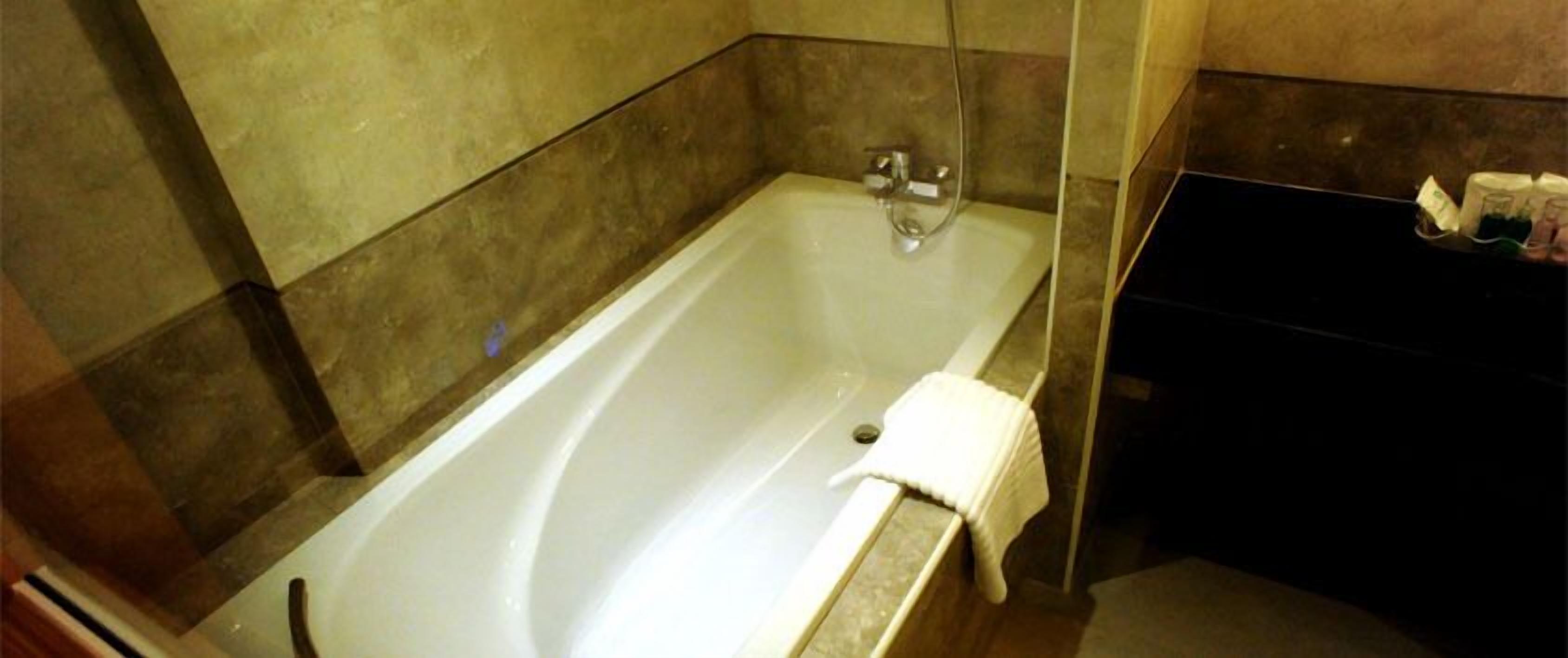 vip room | deep-soaking bathtub