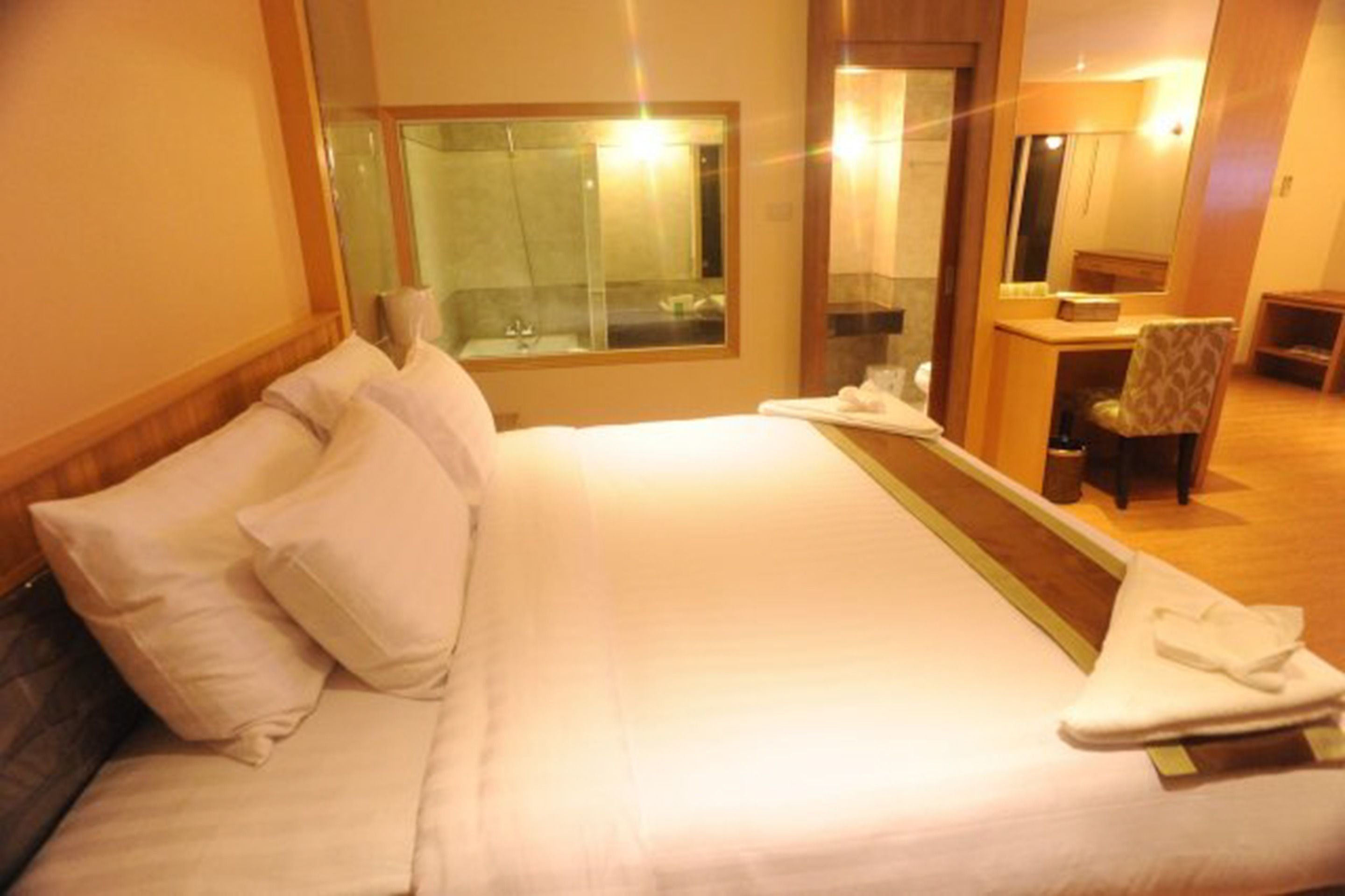 vip room | minibar, desk, blackout curtains, rollaway beds