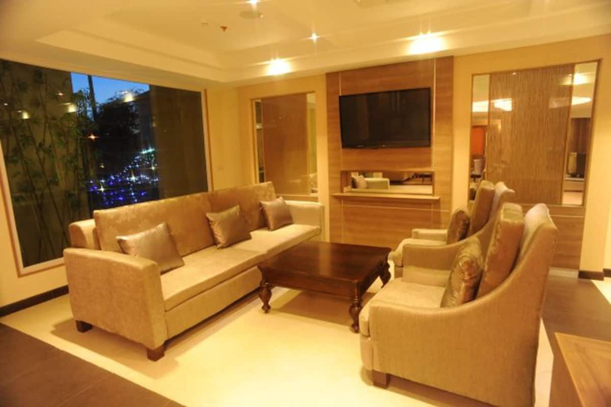 vip room | living area | 32-inch lcd tv with cable channels, tv