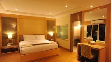 Minibar, meja kerja, tirai kedap cahaya, dan tempat tidur lipat/tambahan