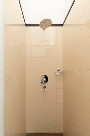 Bathroom shower - Melheim Kandy Villas (Kandy)