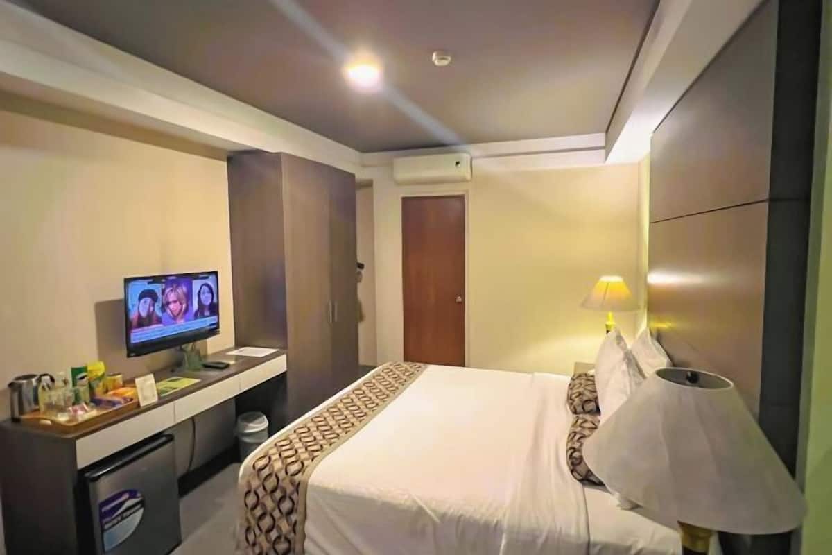 In-room safe, desk, iron/ironing board, free WiFi
