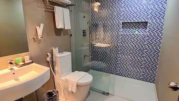 Deluxe Room, 2 Double Beds | Bathroom