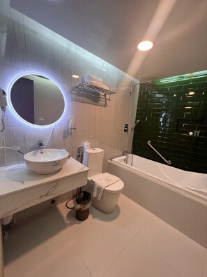 Deluxe Room, 2 Katil Kelamin (Double) | Bilik Mandi | Pancuran mandi, kelengkapan dandanan diri percuma, pengering rambut 