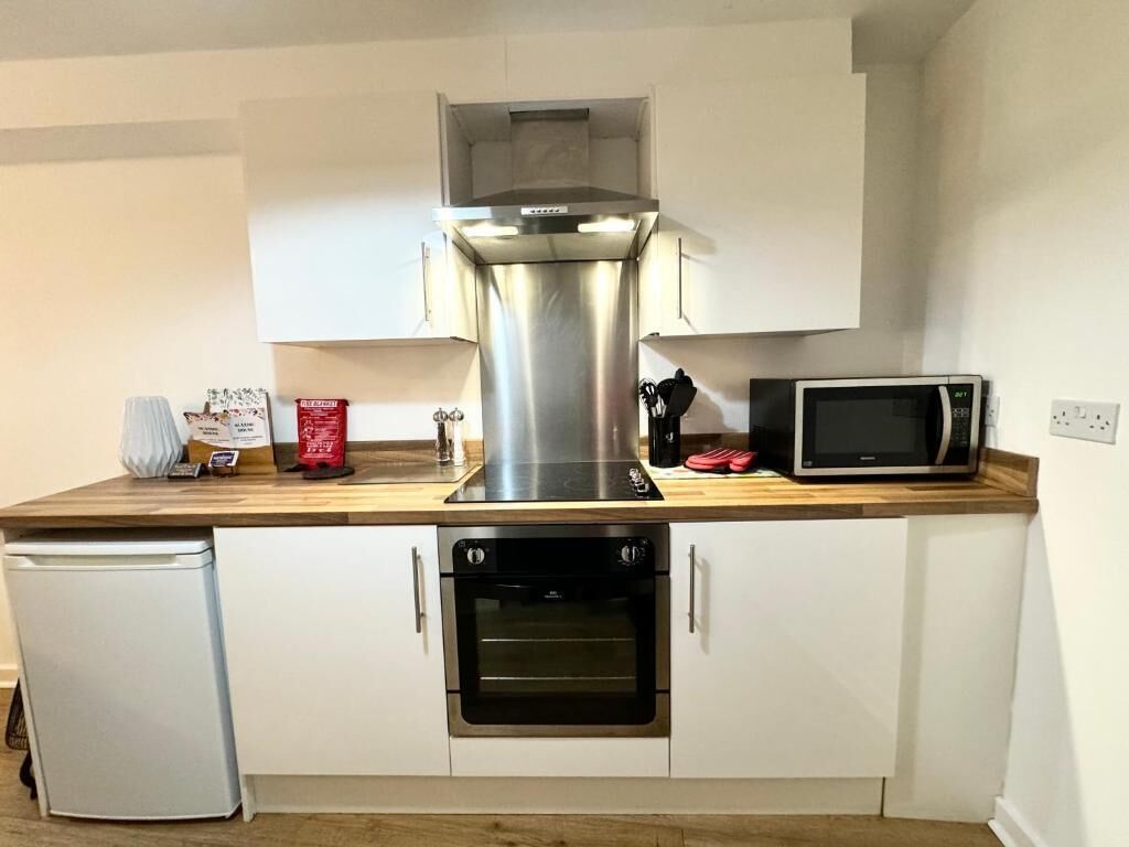 Mesin pembuat kopi/teh, lemari es, microwave, dan oven