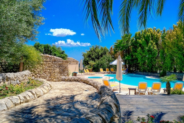 Kauden mukainen ulkouima-allas, aurinkovarjoja, aurinkotuoleja