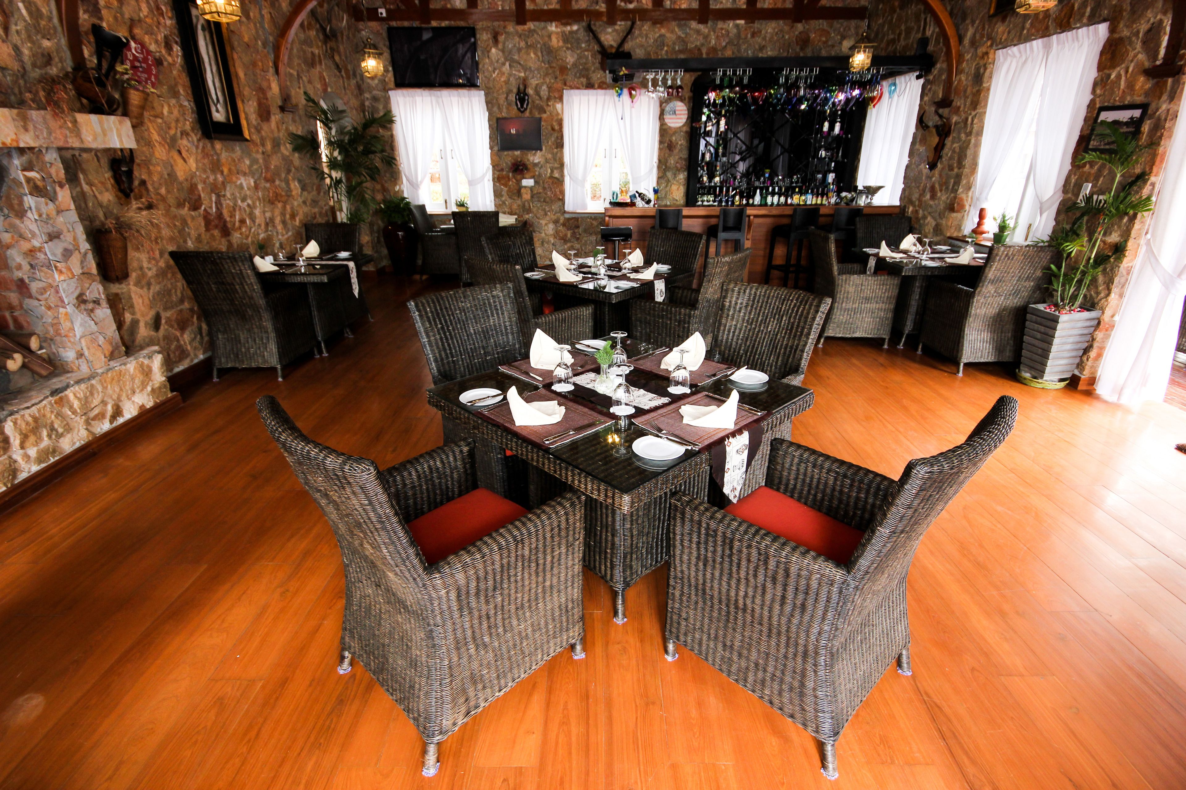 Breakfast, lunch, dinner served; international cuisine 