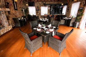 Breakfast, lunch, dinner served; international cuisine 