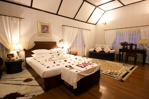 Executive Room | Minibar, in-room safe, desk, blackout drapes