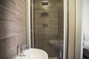 Standard Twin Room, 2 Twin Beds, Ensuite | Bathroom shower