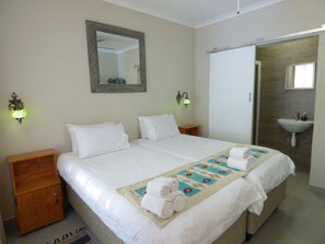 Standard Twin Room, 2 Single Beds, Ensuite | Premium bedding, down duvets, pillow-top beds, blackout curtains - Tsumeb Backpackers & Safari (Tsumeb)