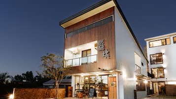 住宿正面 (夜晚)