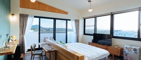 ألحفة محشوة بالريش وبديكورات فريدة لكل غرفة ومكتب وستائر تعتيم