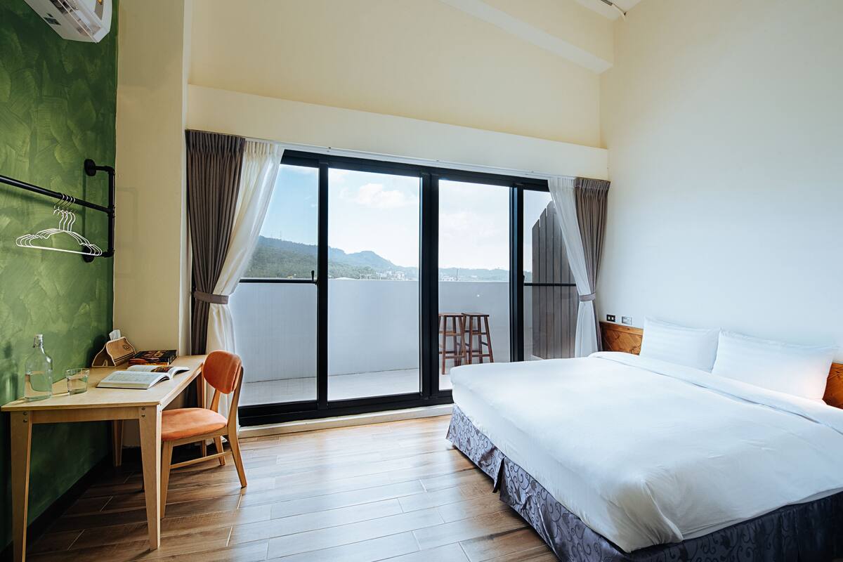 Elite Double Room, 1 Double Bed, Mountain View | Down comforters, desk, blackout drapes, soundproofing