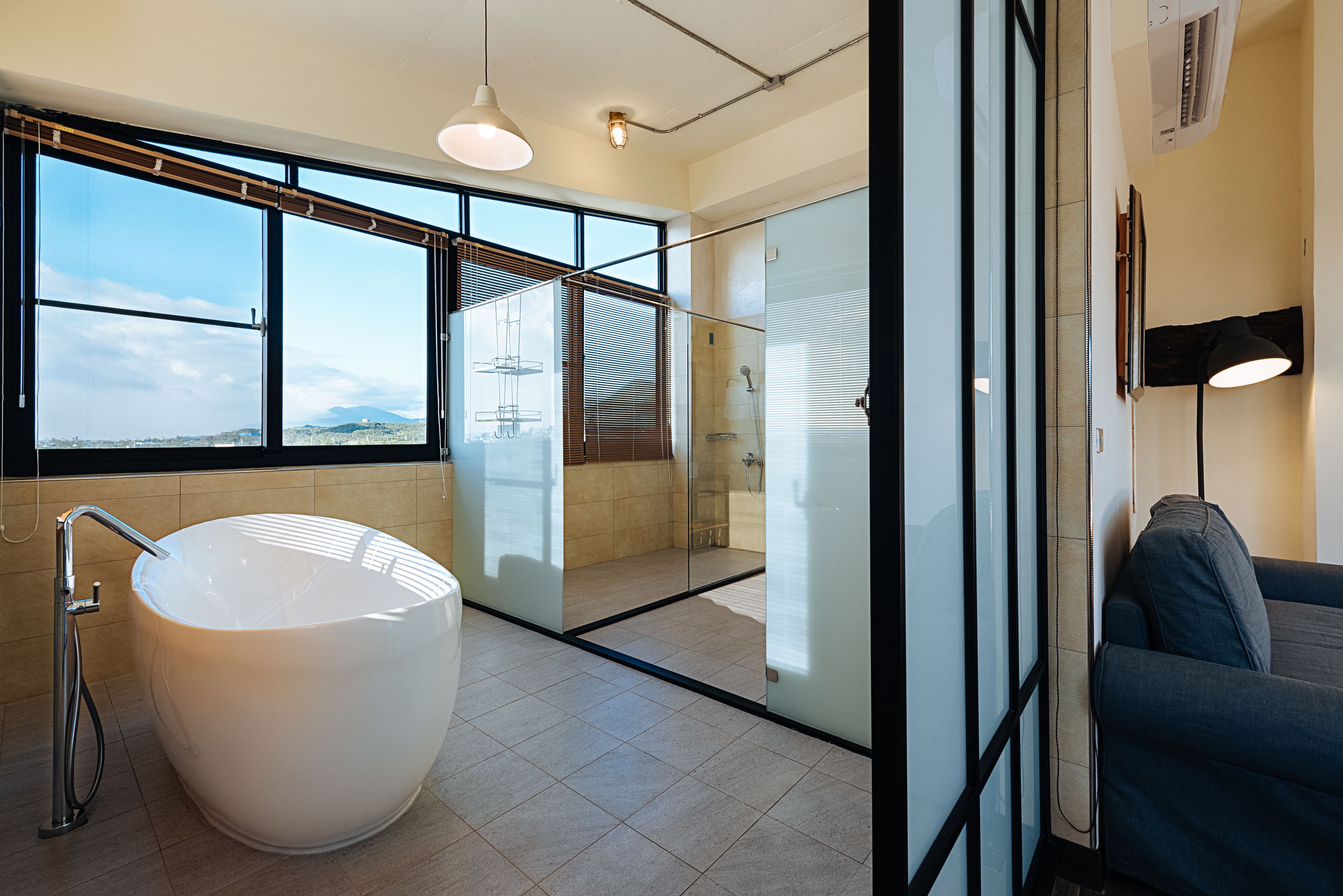 Deluxe Room, 1 King Bed, Mountain View, Tower | Bathroom | Free toiletries, hair dryer, slippers, towels