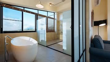 Deluxe Room, 1 King Bed, Mountain View, Tower | Bathroom | Free toiletries, hair dryer, slippers, towels