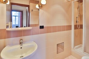 Apartment | Bathroom sink