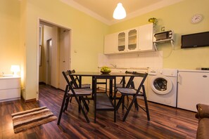 คอมฟอร์ทสตูดิโอ | ครัวขนาดเล็กส่วนตัว | ตู้เย็น, ไมโครเวฟ, เครื่องชงกาแฟ/ชา