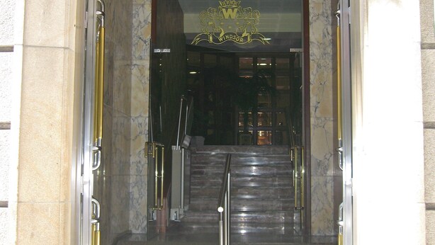 Una entrada imponente con una escalera de metal que conduce a una puerta con el número 16-A.