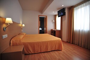 Desk, laptop workspace, blackout drapes, soundproofing - Hotel Windsor (Santiago de Compostela)