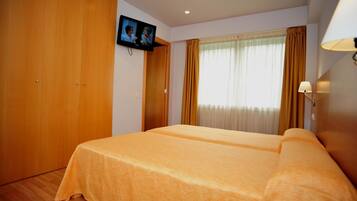 Escriptori, espai de treball apte per a portàtils i cortines opaques