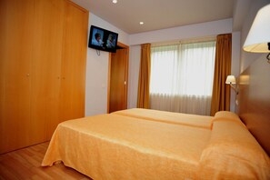 Escritorio, espacio para trabajar con un portátil, cortinas opacas