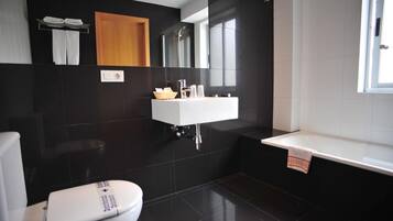 Banyera profunda, articles de tocador gratuïts i assecador de cabells