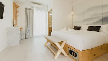Minibar con artículos gratuitos y caja de seguridad en la habitación