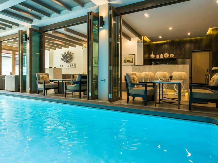 Una piscina al aire libre