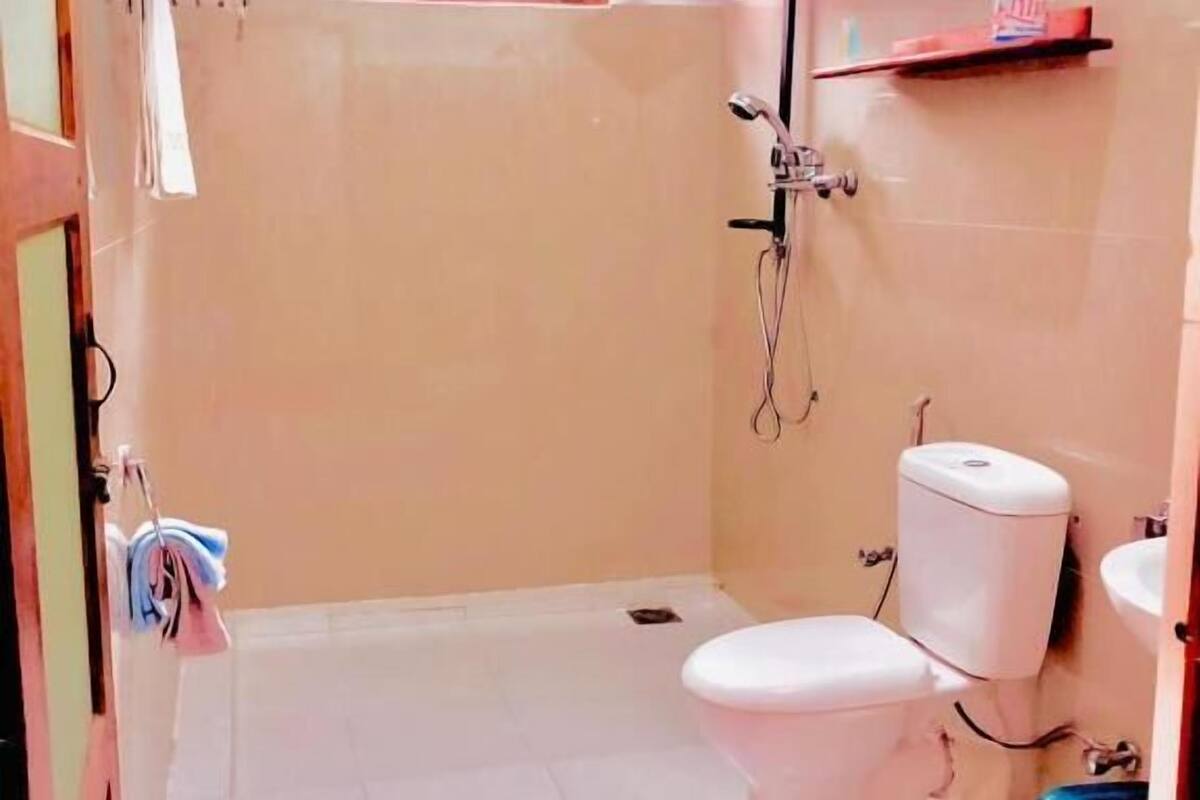 deluxe double room, 1 bedroom | bathroom | shower, rainfall showerhead, free toiletries, hair dryer