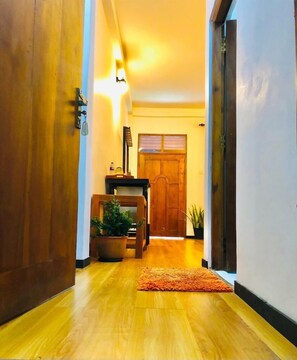 Habitación Deluxe doble, 1 habitación | Ropa de cama de alta calidad, minibar, caja fuerte y escritorio