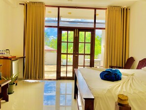 Tremannsrom – deluxe | Sengetøy av topp kvalitet, minibar, safe på rommet og skrivebord