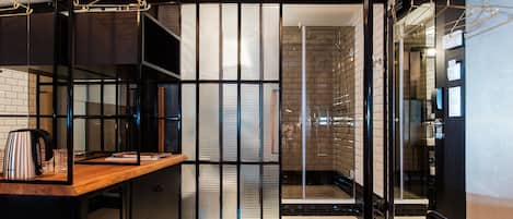 Hochwertige Bettwaren, Minibar, Zimmersafe, Schreibtisch