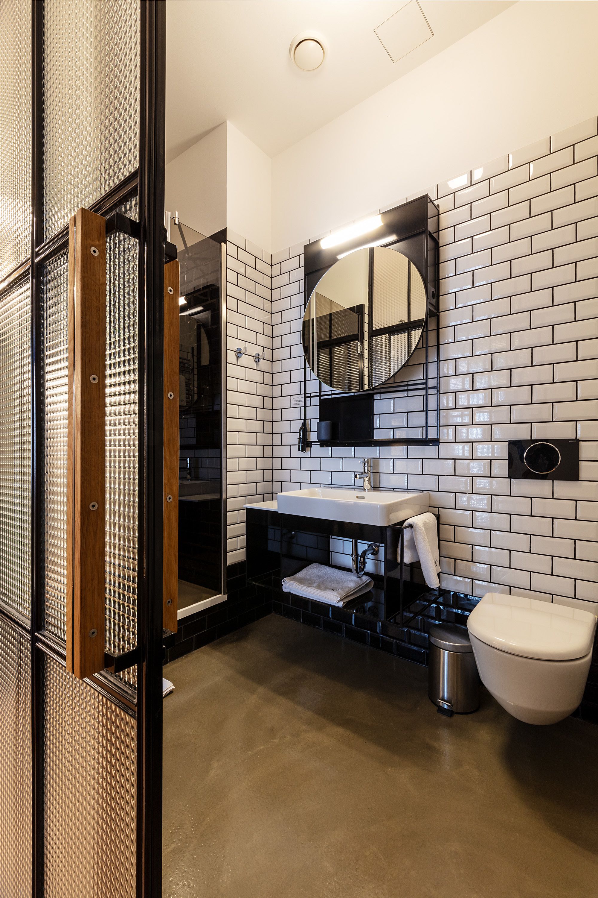 gold rum (large) | bathroom | shower, free toiletries, hair dryer, towels