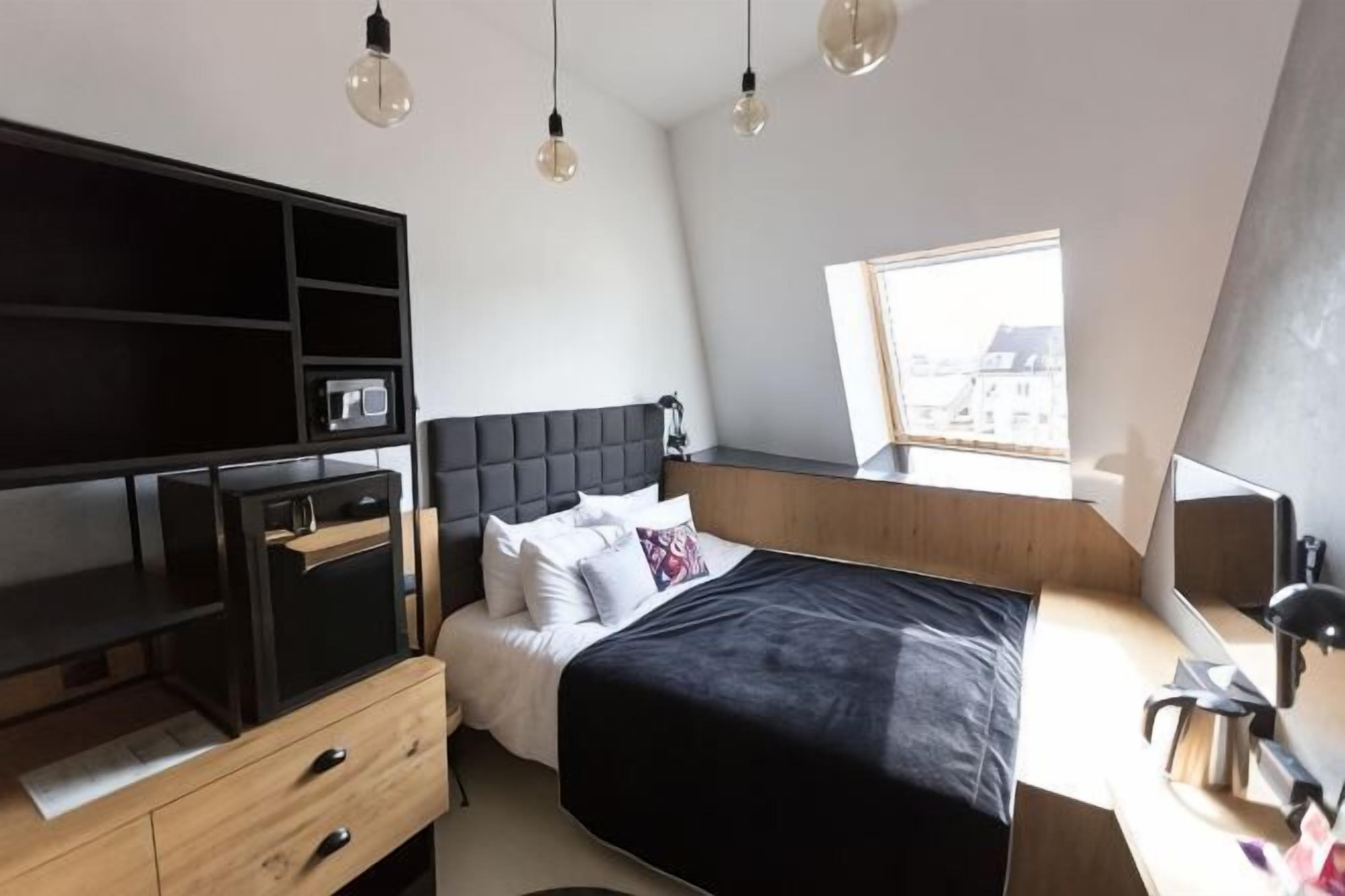 Premium bedding, minibar, in-room safe, desk