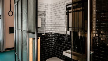 Black Rum (Large Plus) | Baño | Regadera, amenidades de baño gratuitas, secadora de cabello, toallas