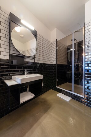 Shower, free toiletries, hair dryer, towels - Hotel Rum Budapest (Budapest)