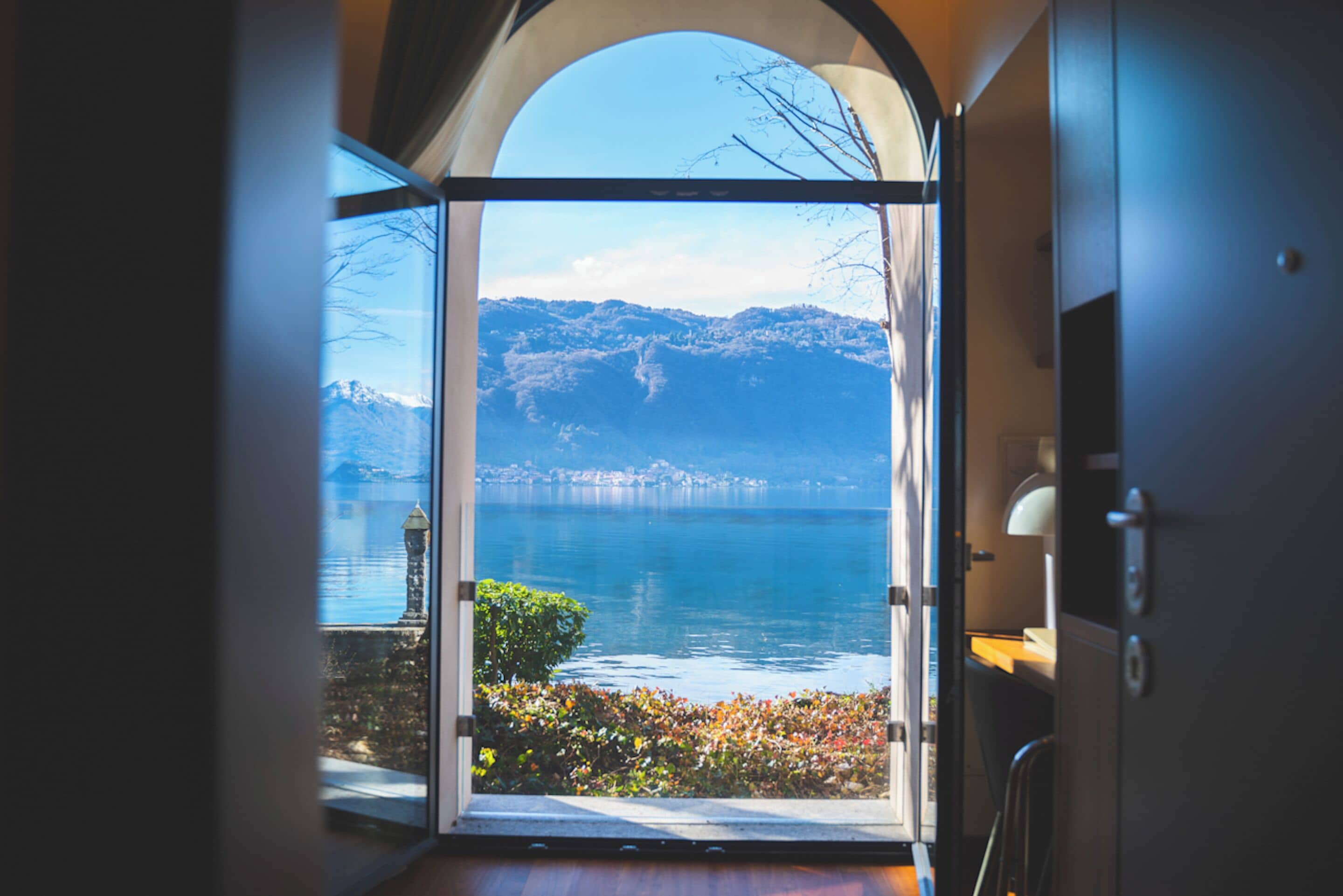 Juniorsvit - sjöutsikt - annex (in grotta) | Italienska Frette-lakan, sängtillbehör av högsta kvalitet och duntäcken