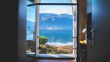 Juniorsvit - sjöutsikt - annex (in grotta) | Italienska Frette-lakan, sÀngtillbehör av högsta kvalitet och duntÀcken