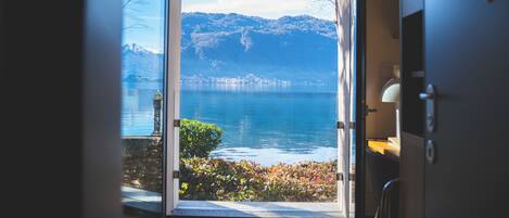 ジュニア スイート レイクビュー 別館 (in grotta) | イタリアのフレッテ製シーツ、高級寝具、羽毛の掛け布団、低反発ベッド