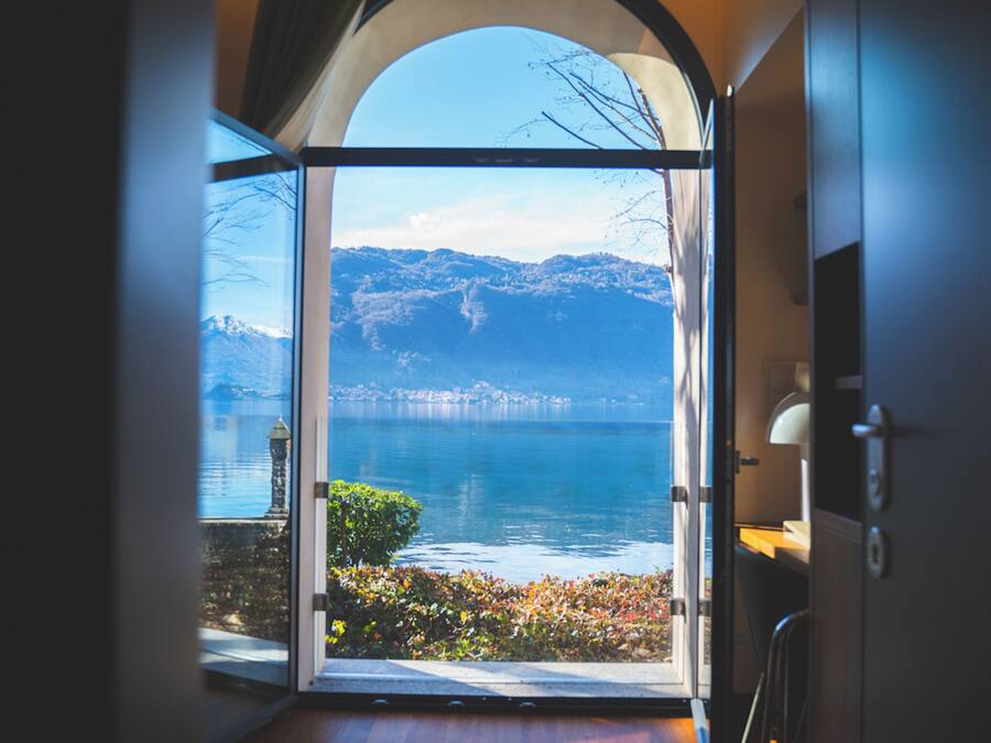 Junior suite, uitzicht op meer, bijgebouw (in grotta) | Italiaanse Frette-lakens, luxe beddengoed, donsdekens
