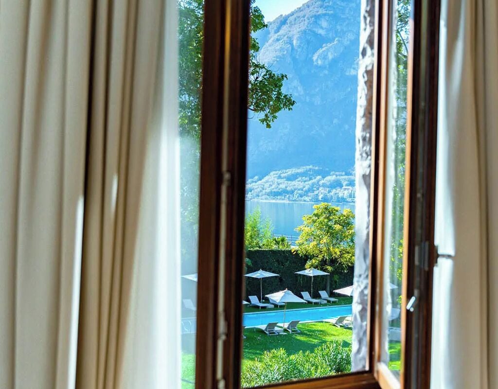 Junior Suite, Vista Lago Parziale | 이탈리아 프레떼 시트, 고급 침구, 오리/거위털 이불, 메모리폼 침대