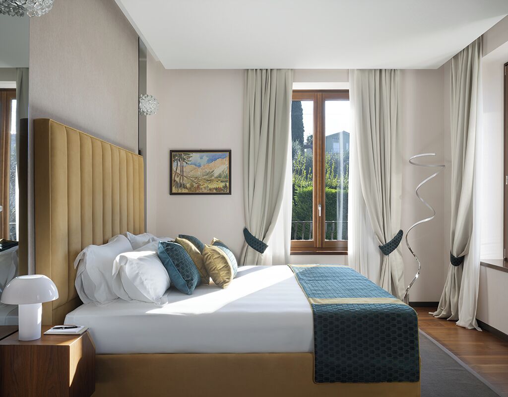 Junior Suite, Vista Lago Parziale | Bộ trải giường bằng vải Frette của Ý, bộ đồ giường cao cấp 